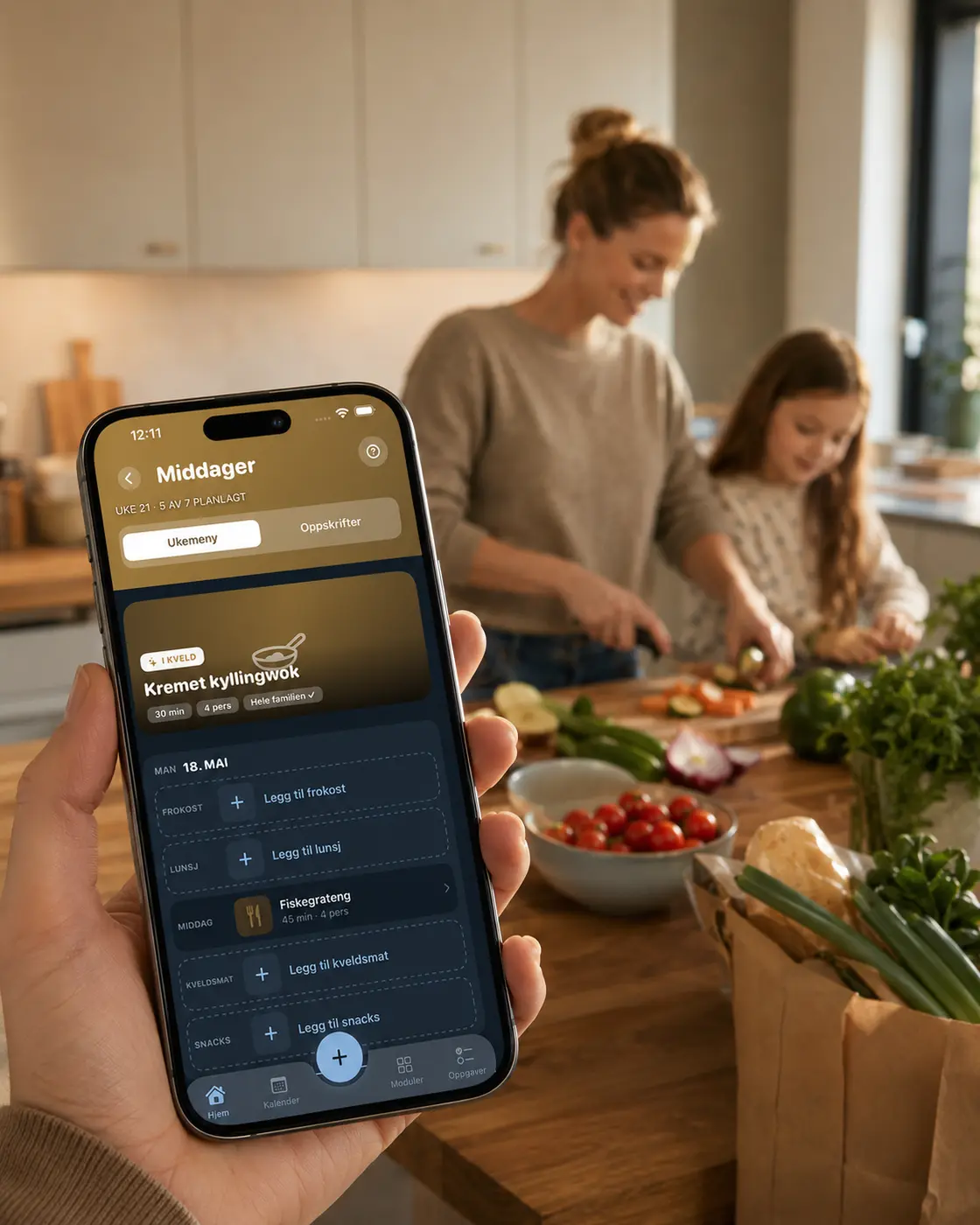 Forelder og barn lager middag mens ukens måltider er planlagt i Nubly Planner